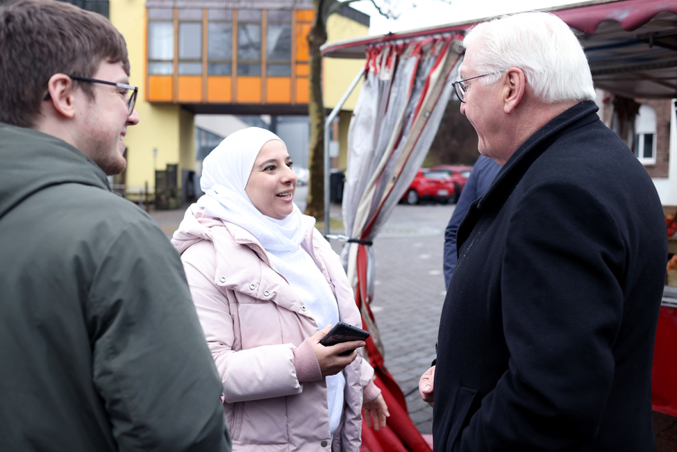 Bundespräsident Steinmeier im Gespräch mit Bürgerinnen und Bürgern auf dem Wochenmarkt vor dem Neuen Rathaus in Völklingen